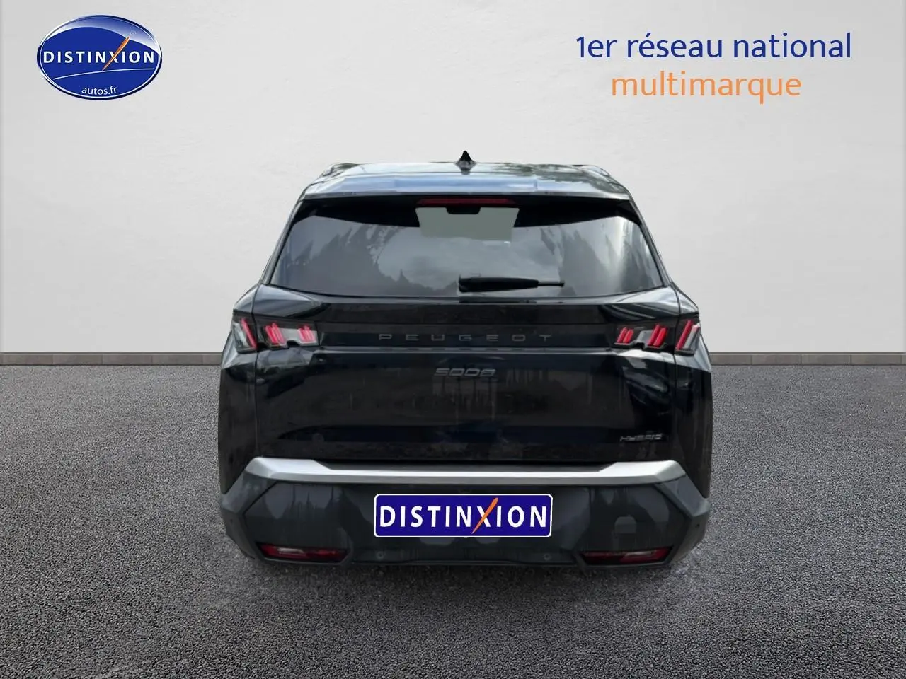 Vue arrière d’un Peugeot 5008 noir 2025 avec feux LED caractéristiques et lunette arrière surteintée.