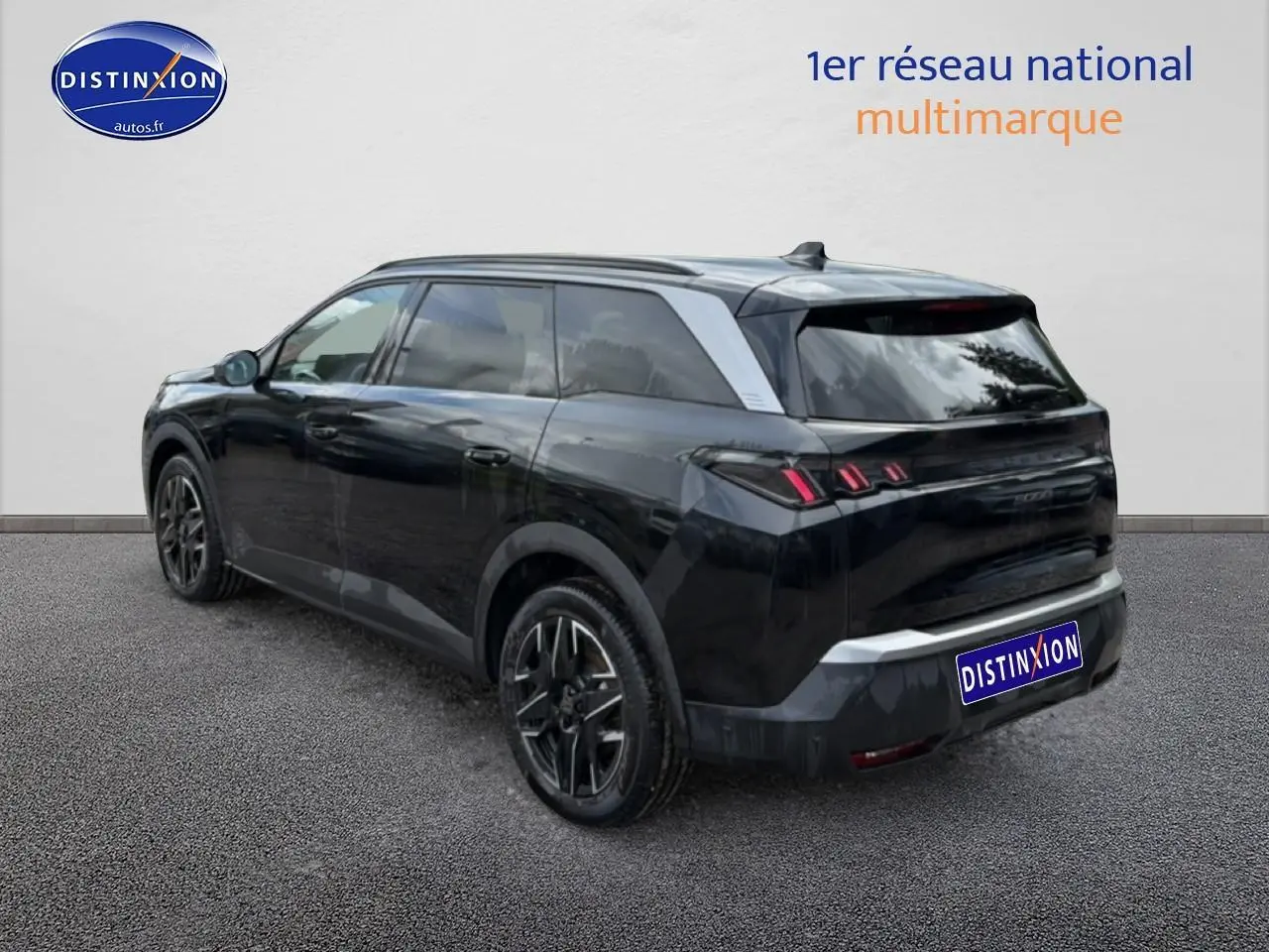 Vue 3/4 arrière droite d’un Peugeot 5008 Hybrid 145 allure e-dcs6 noir avec jantes alu et vitres surteintées.