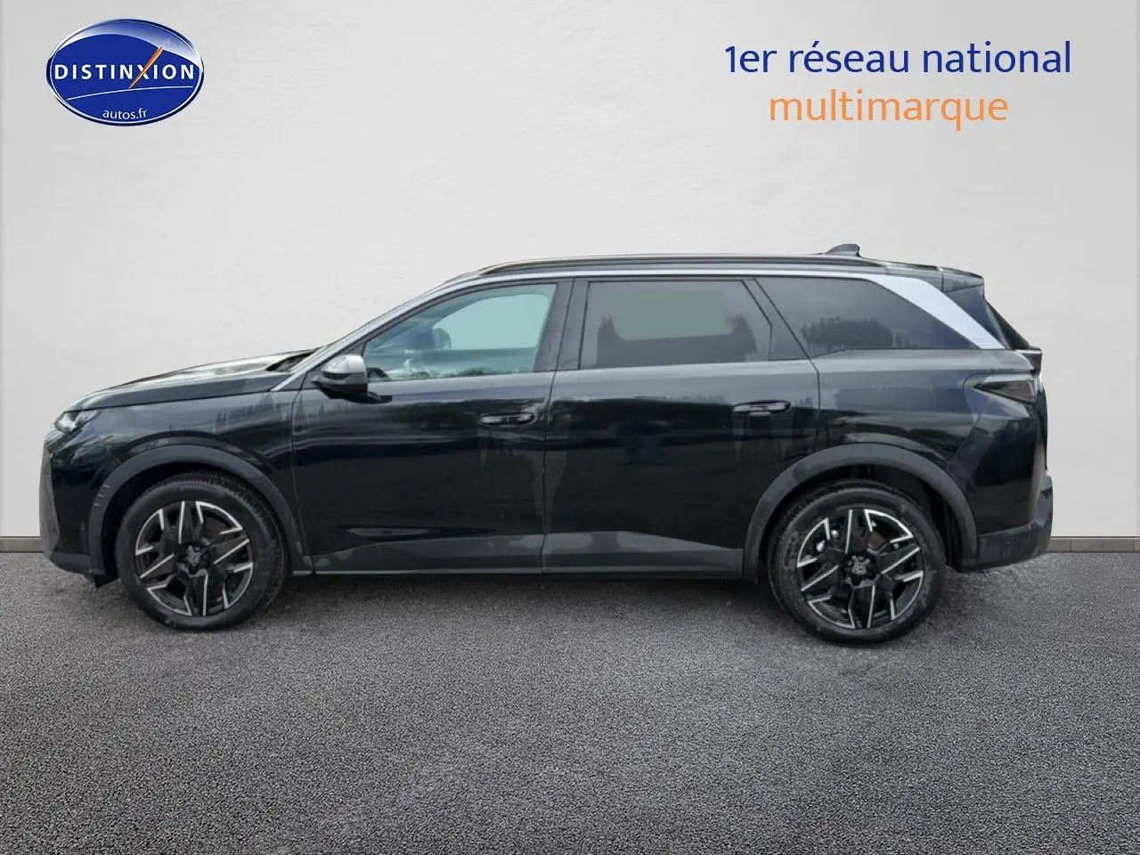 Profil côté gauche du Peugeot 5008 Hybrid 145 allure e-dcs6 noir avec jantes alu et toit contrasté gris.
