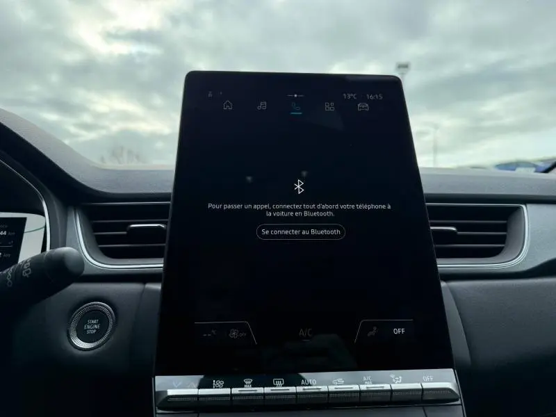 Vue rapprochée de l’écran tactile central du tableau de bord du Renault Captur 2025, affichant la connexion Bluetooth.