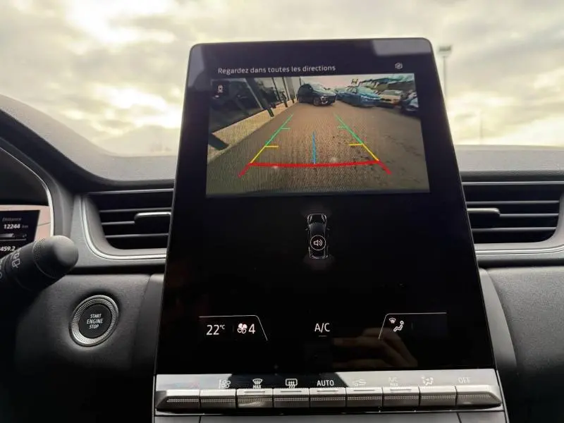 Écran central du Renault Captur 2025 affichant la caméra de recul avec vue arrière du parking, intérieur noir moderne.