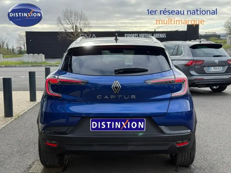 Vue arrière d'un Renault Captur 2025 bleu Iron avec toit noir étoilé, soulignant ses feux arrière LED distinctifs.