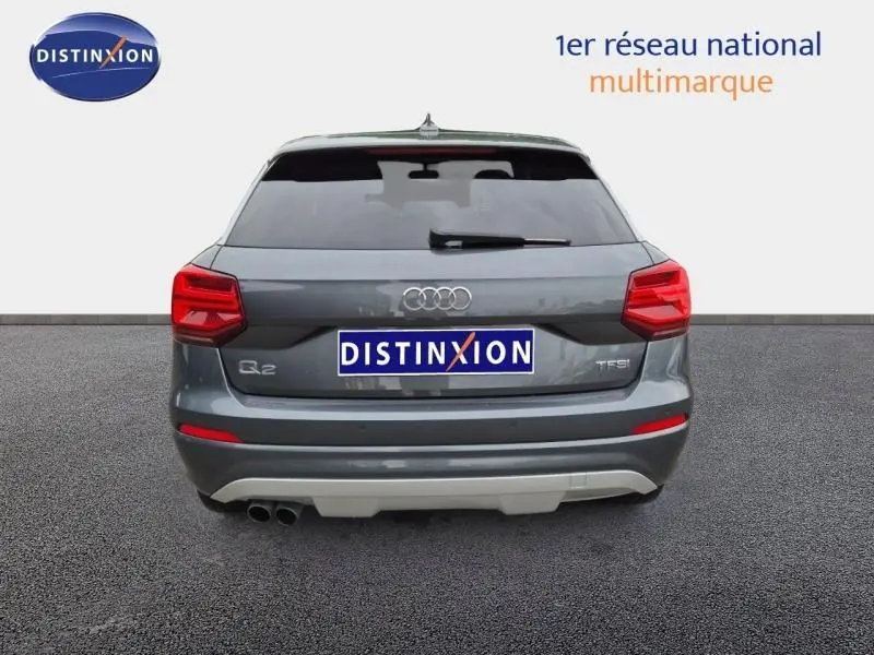 Vue arrière d'un Audi Q2 gris Manhattan avec feux LED et double sortie d'échappement chromée.