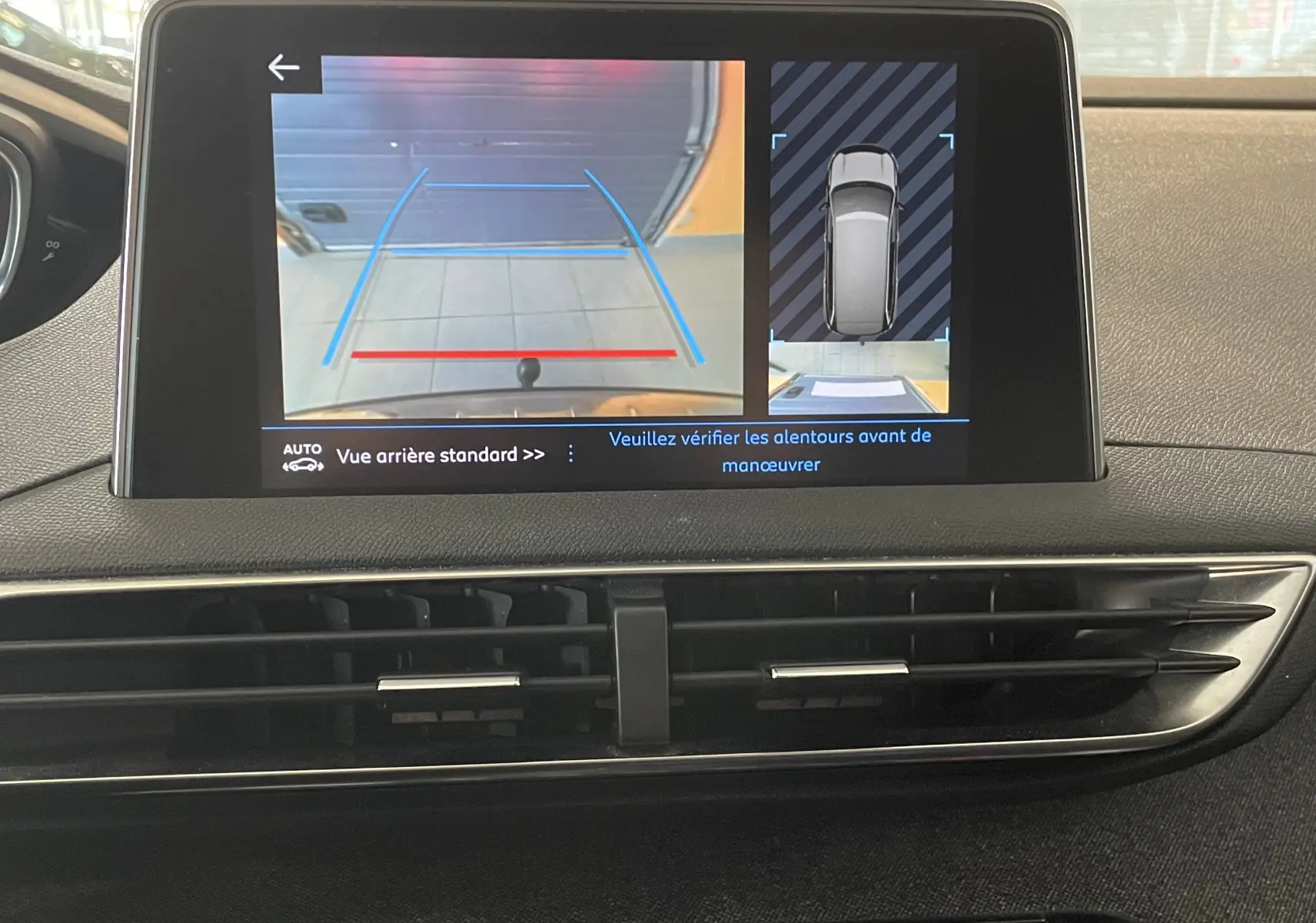 Écran central du Peugeot 5008 blanc nacré 2019 montrant la caméra de recul et l'affichage 360° du véhicule en stationnement.