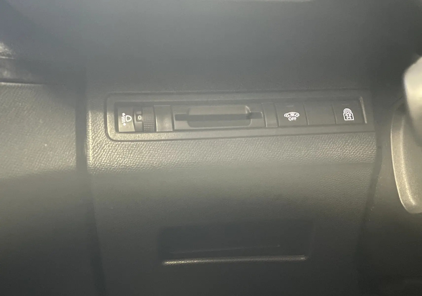 Panneau de commandes latéral gauche du tableau de bord du Peugeot 5008 blanc nacré, avec réglage des phares et aides à la conduite.