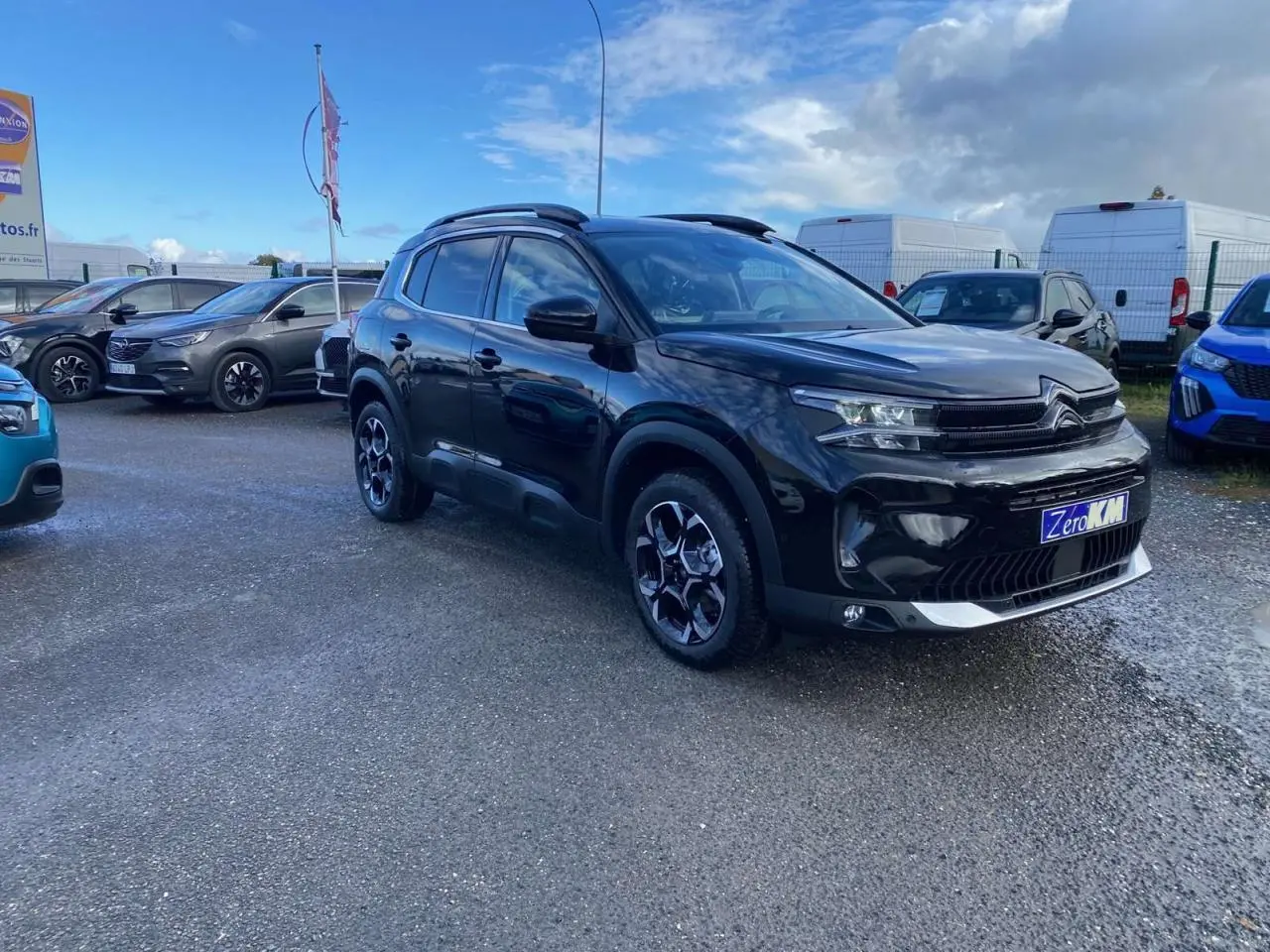 SUV Citroën C5 Aircross noir perla en 3/4 avant droit, avec jantes alliage bi-ton et sabots aluminium visibles.