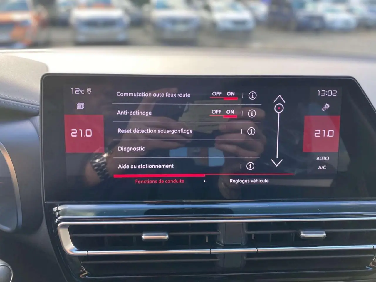 Écran tactile central du Citroën C5 Aircross 2025 affichant les réglages d'aides à la conduite et climatisation à 21°C.