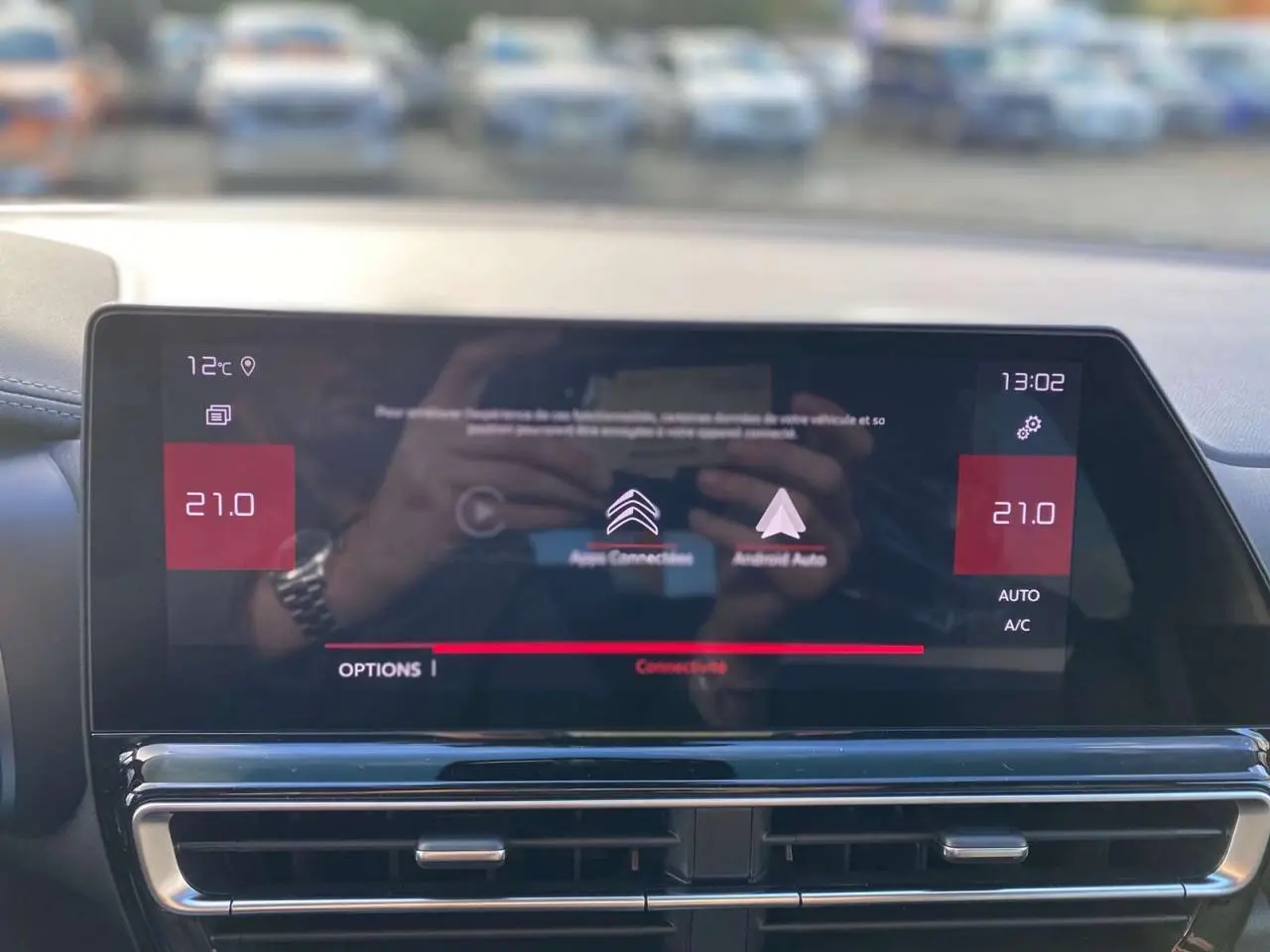 Écran tactile central du tableau de bord du Citroën C5 Aircross 2025, affichant la connectivité Apple CarPlay et Android Auto.