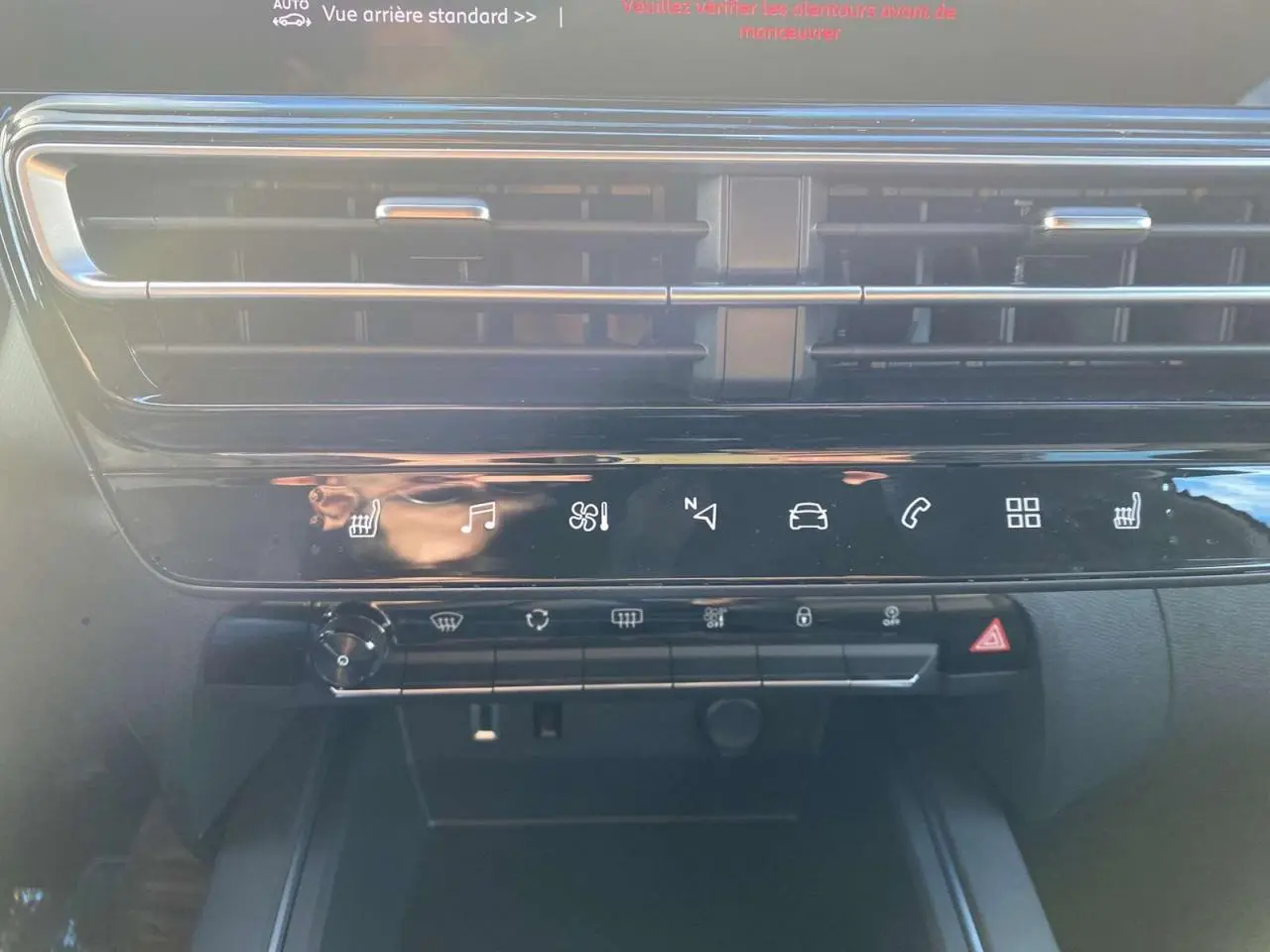 Vue rapprochée de la console centrale noire du Citroën C5 Aircross 2025 avec commandes tactiles et aérateurs horizontaux.