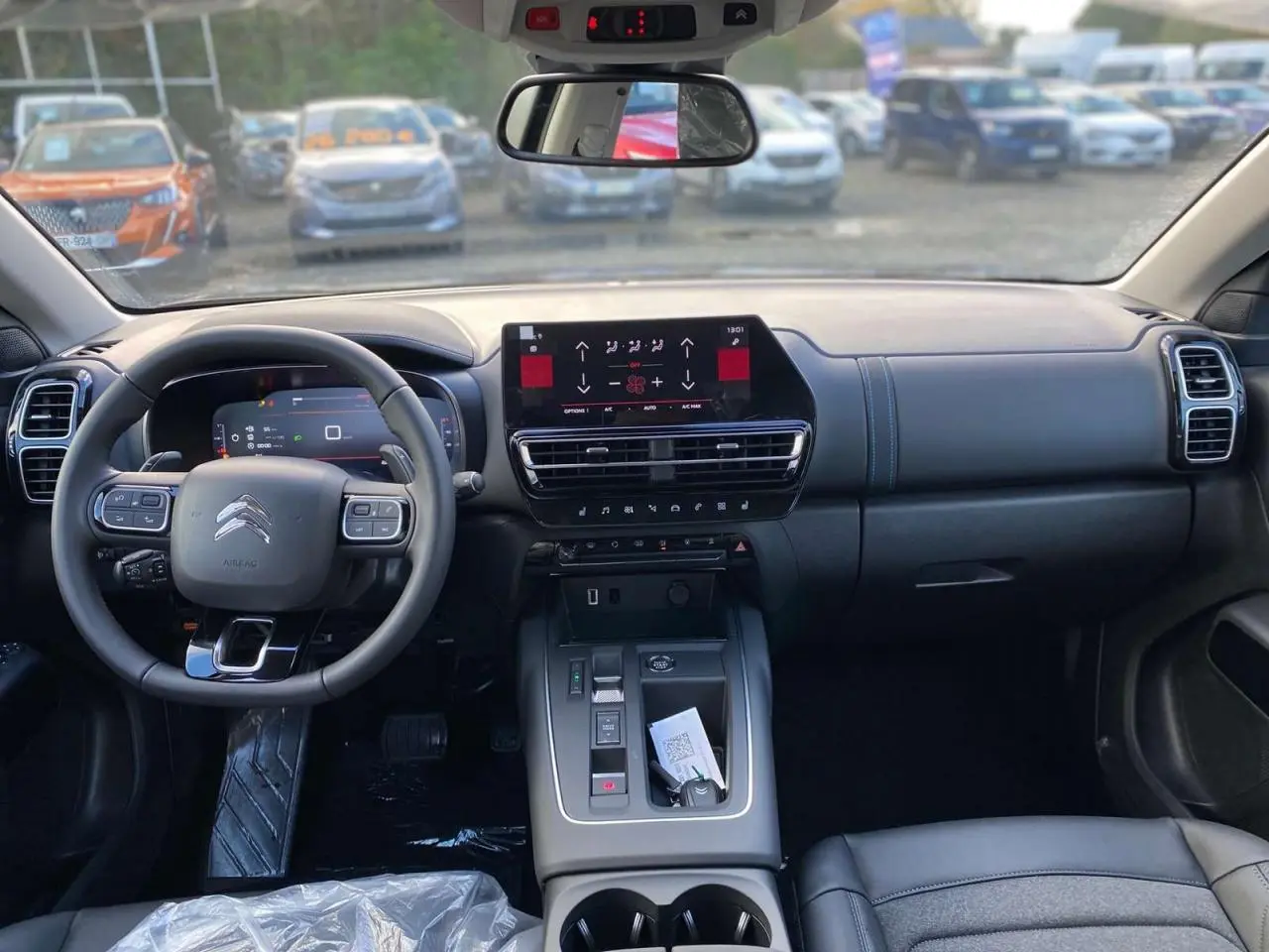 Vue intérieure du tableau de bord et volant du Citroën C5 Aircross 2025, avec écran tactile et sellerie noire.