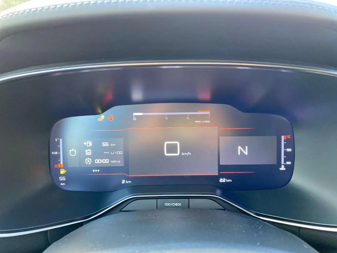 Tableau de bord numérique du Citroën C5 Aircross 2025 affichant vitesse à 0 km/h et indicateurs divers.