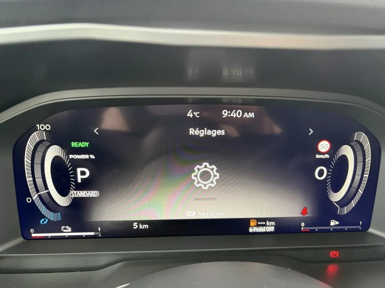 Affichage numérique du combiné d'instrumentation du Nissan Qashqai III en mode réglages, vue frontale rapprochée.