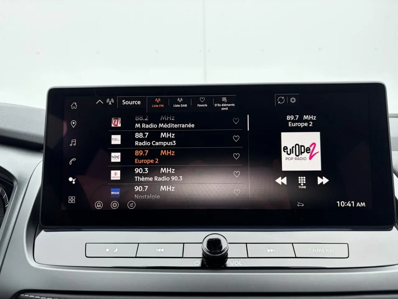 Écran tactile central du Nissan Qashqai 2025 affichant les stations radio, avec commandes sous l'écran.