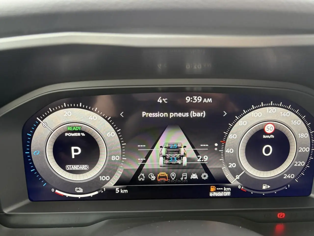 Tableau de bord numérique du Nissan Qashqai 2025 affichant la pression des pneus et la vitesse à 0 km/h.