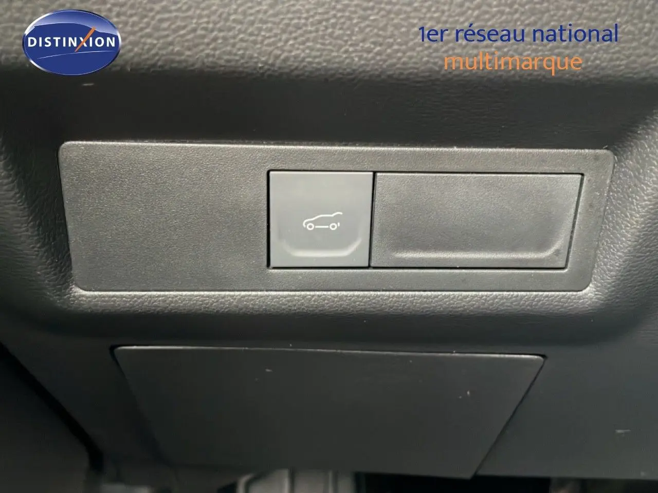 Gros plan sur le bouton d'ouverture du hayon dans l'habitacle du Renault Symbioz 2025, finition Iconic.