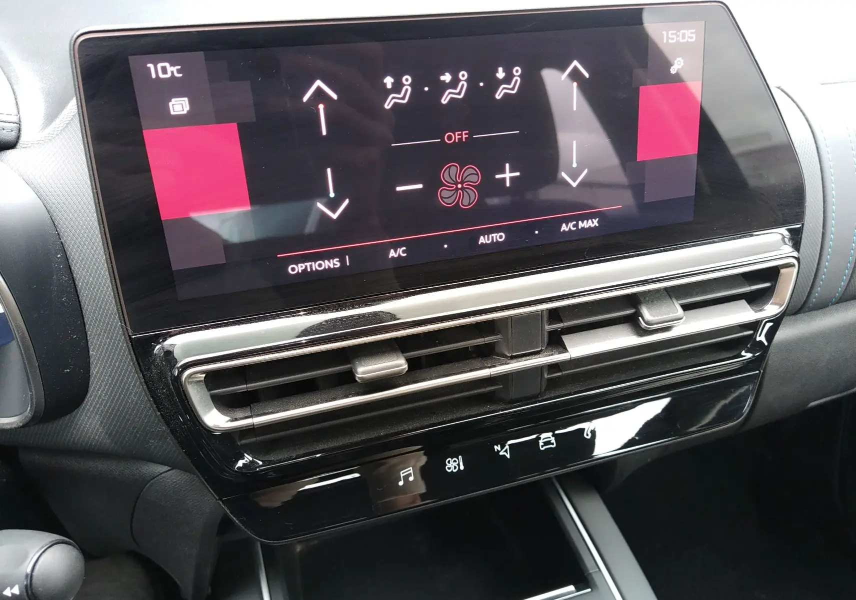 Vue rapprochée de l'écran tactile central et des aérateurs du tableau de bord du Citroën C5 Aircross 2023 finition Feel.
