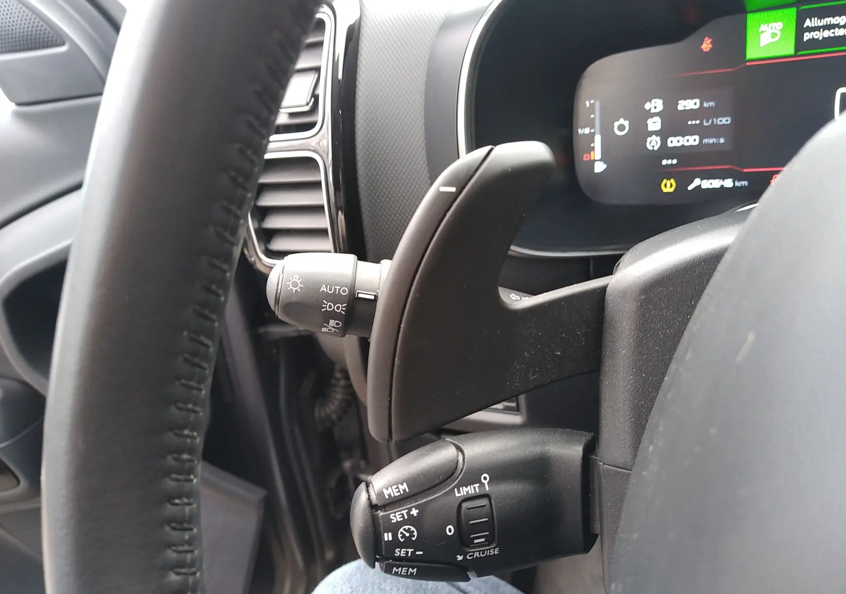 Gros plan sur le volant côté gauche du Citroën C5 Aircross 2023, montrant les commandes de régulateur et les palettes au volant.