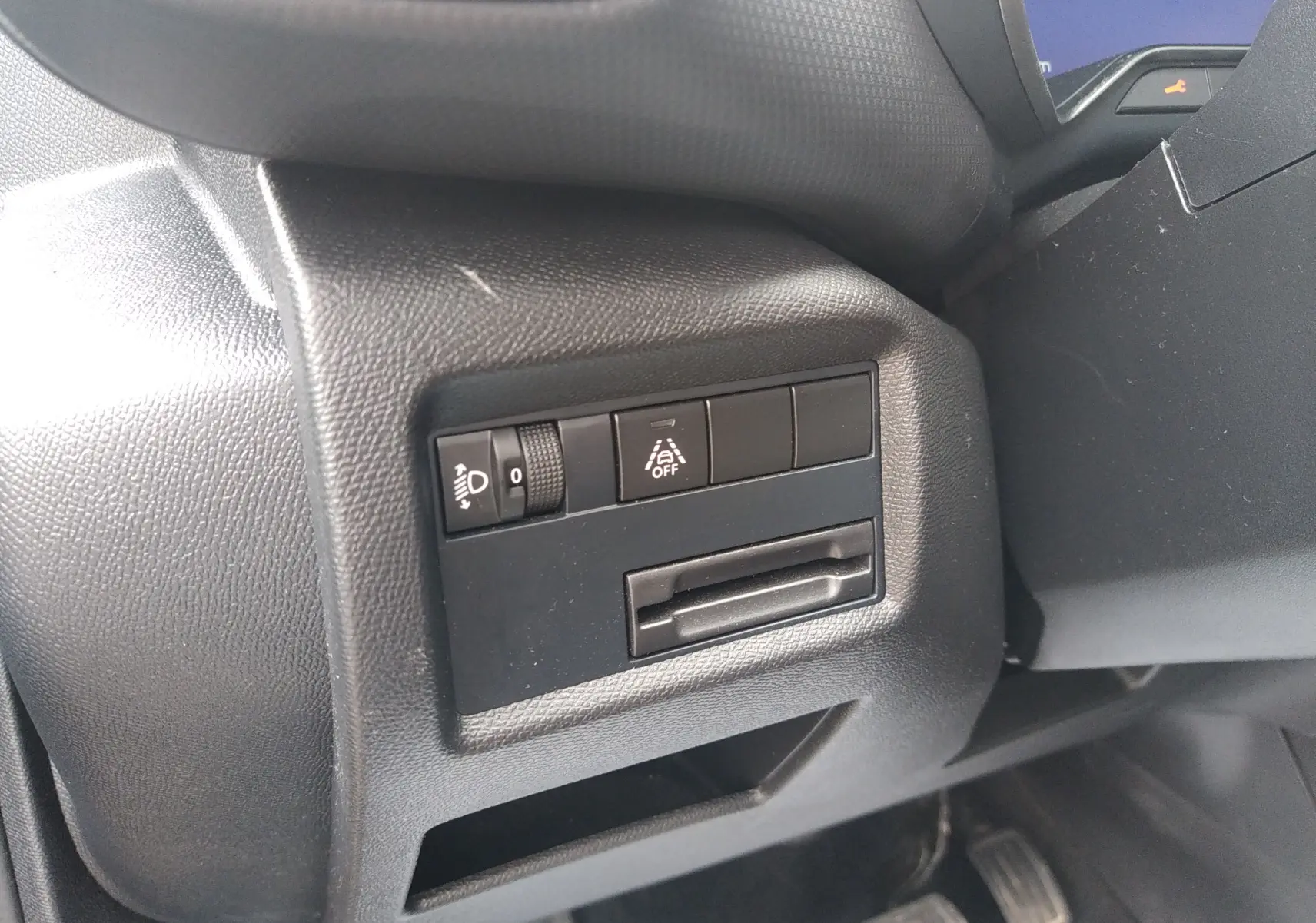 Vue intérieure en gros plan du panneau de commandes à gauche du volant du Citroën C5 Aircross 2023, finition noire.