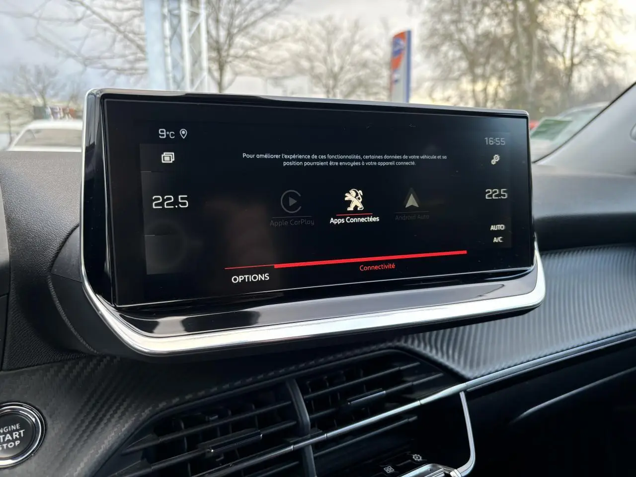 Écran tactile central du tableau de bord du Peugeot 2008 2021, affichant les options de connectivité et température à 22,5°C.