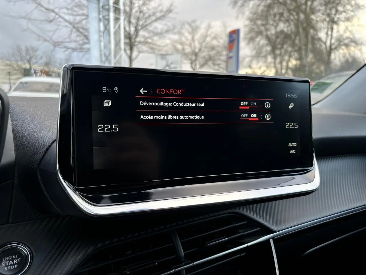 Écran tactile central du Peugeot 2008 2021 affichant les réglages confort avec vue sur tableau de bord noir.