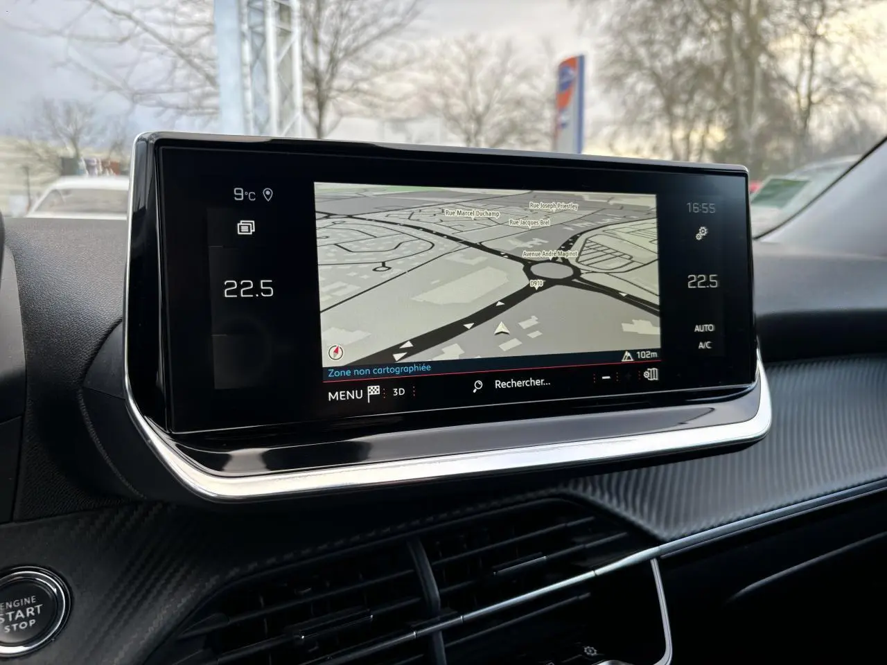 Écran tactile 10 pouces du système de navigation 3D dans l'habitacle du Peugeot 2008 Orange Fusion 2021.