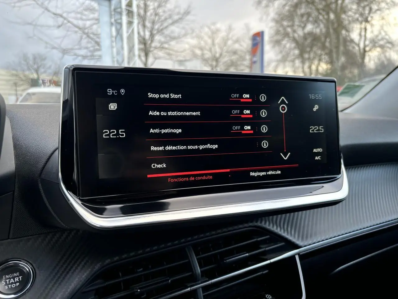 Écran tactile central du Peugeot 2008 2021 affichant les réglages d’aide à la conduite et la température intérieure