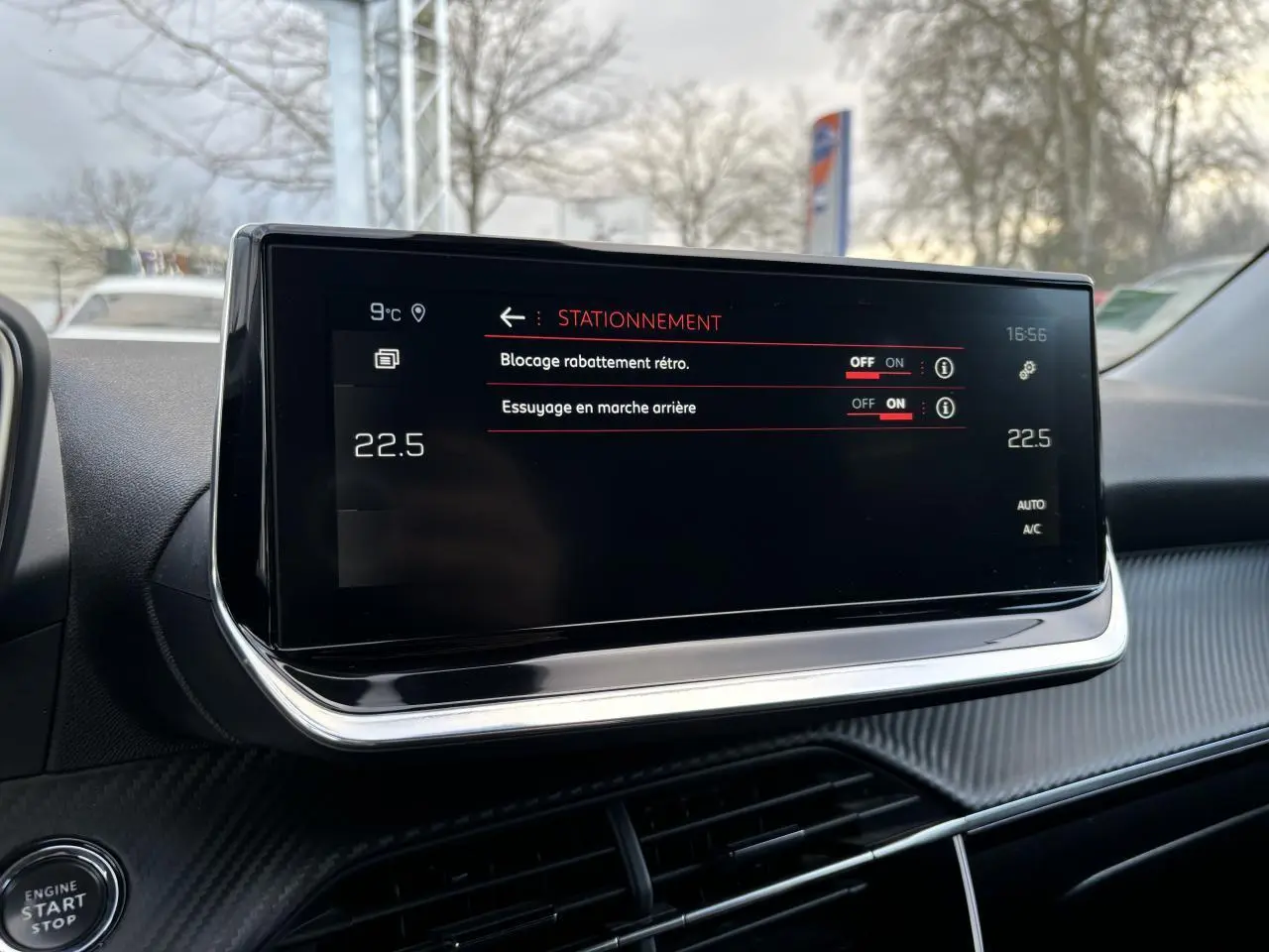 Écran tactile du tableau de bord du Peugeot 2008 2021 affichant les options de stationnement et la température intérieure.