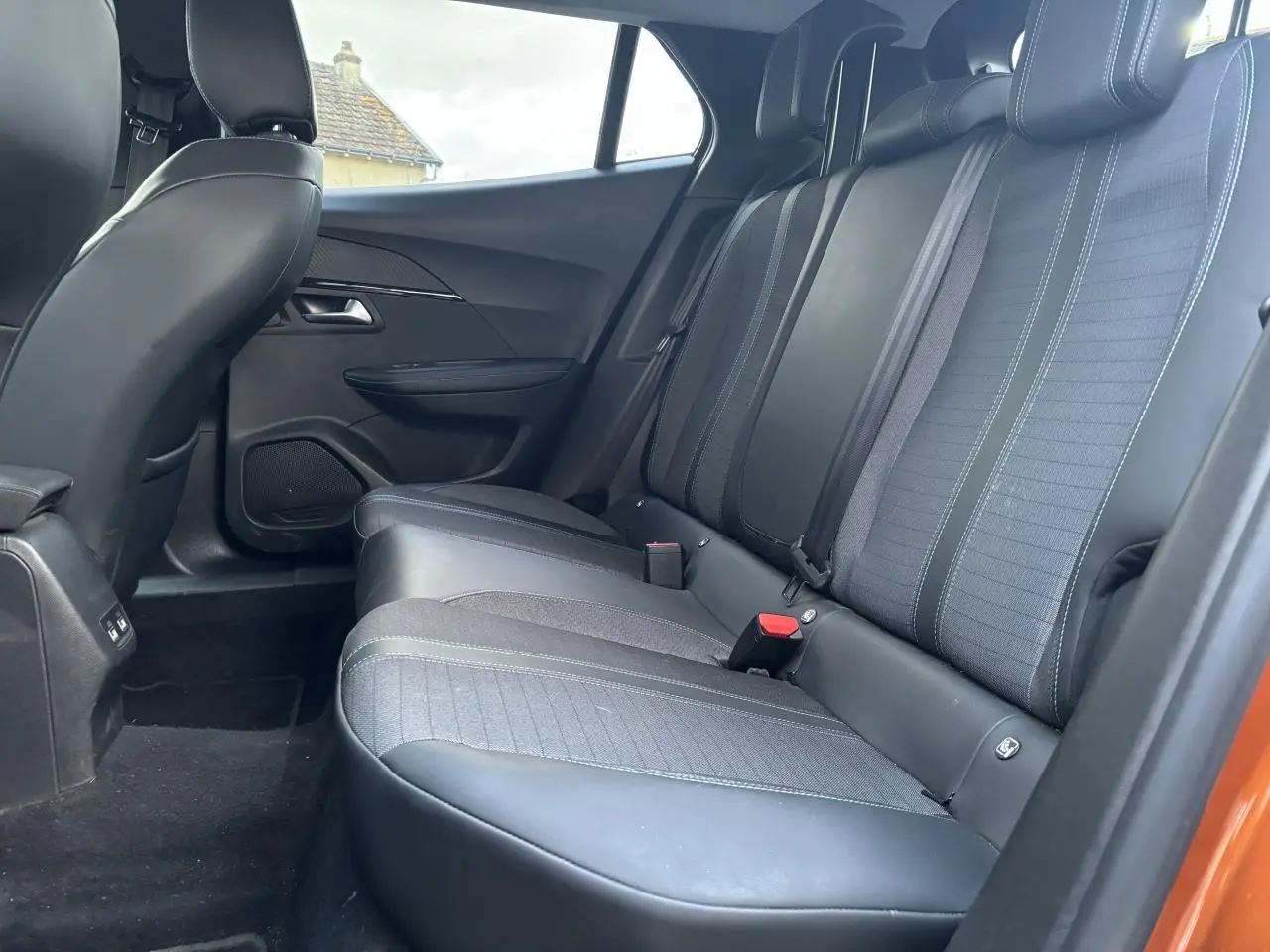 Vue latérale droite de la banquette arrière en tissu et cuir noir du Peugeot 2008 Orange Fusion 2021.