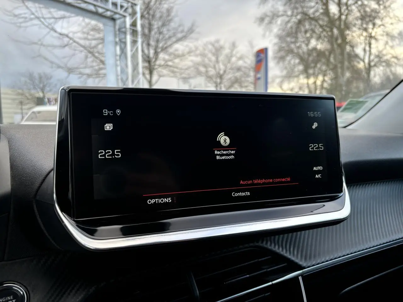 Écran tactile central du tableau de bord du Peugeot 2008 2021 affichant la recherche Bluetooth et la température à 22,5°C.