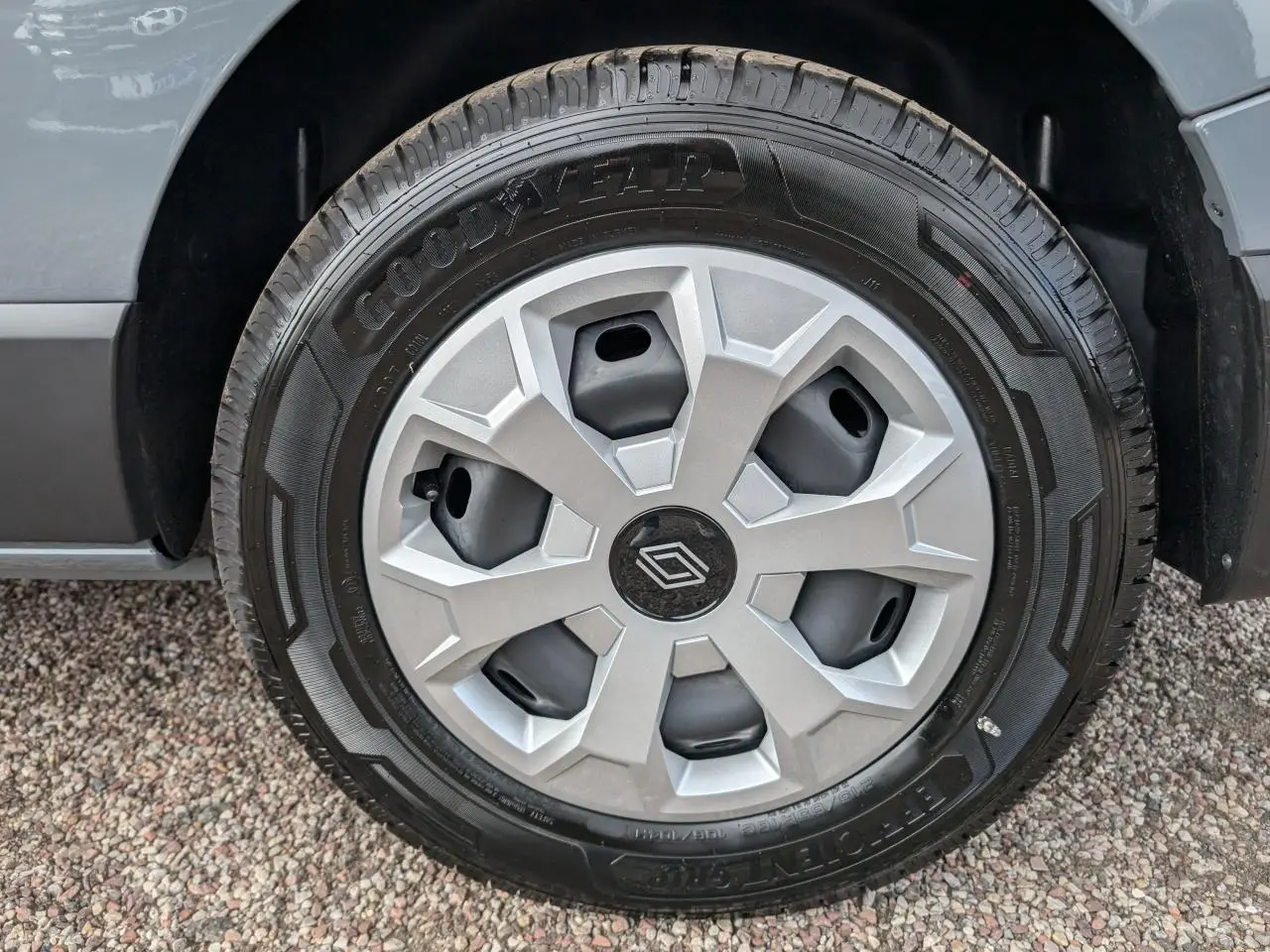 Gros plan sur la roue arrière droite du Renault Trafic Fourgon gris Urban 2024, montrant le pneu et l'aile du véhicule.