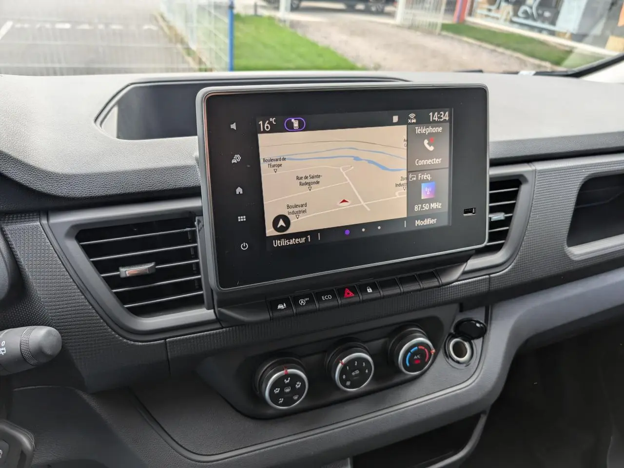 Tableau de bord du Renault Trafic Fourgon 2024 avec écran tactile 8 pouces et commandes de climatisation.