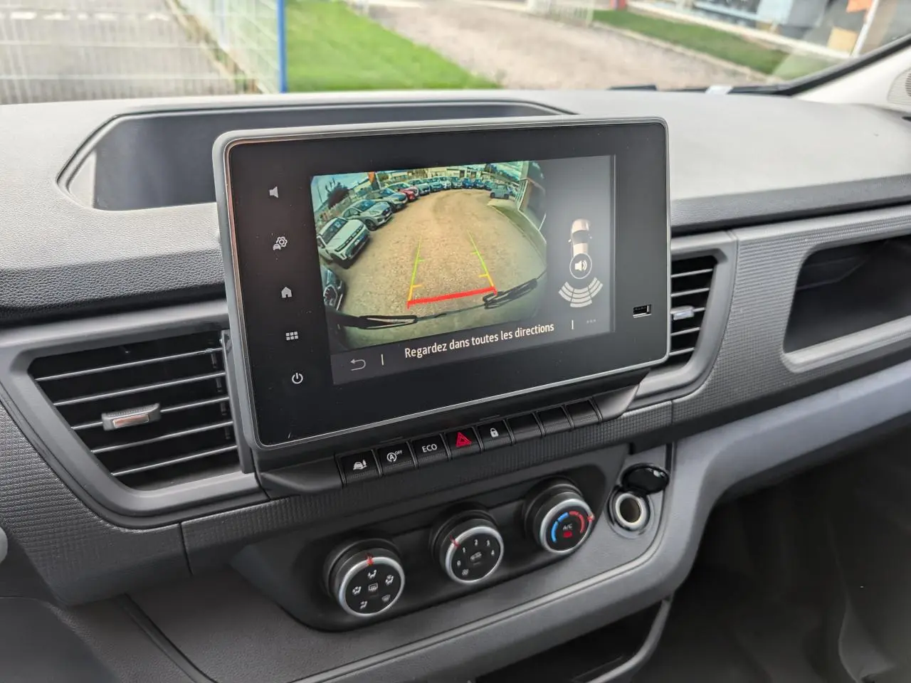 Écran tactile central affichant la caméra de recul dans l'habitacle du Renault Trafic Fourgon gris 2024.