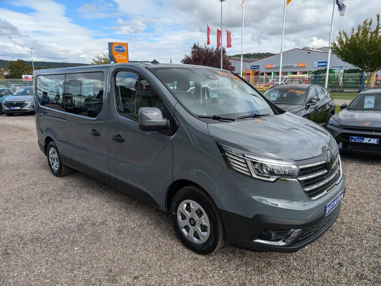 Renault Trafic Fourgon gris Urban en 3/4 avant droit, avec projecteurs Full LED et jantes avec enjoliveurs.