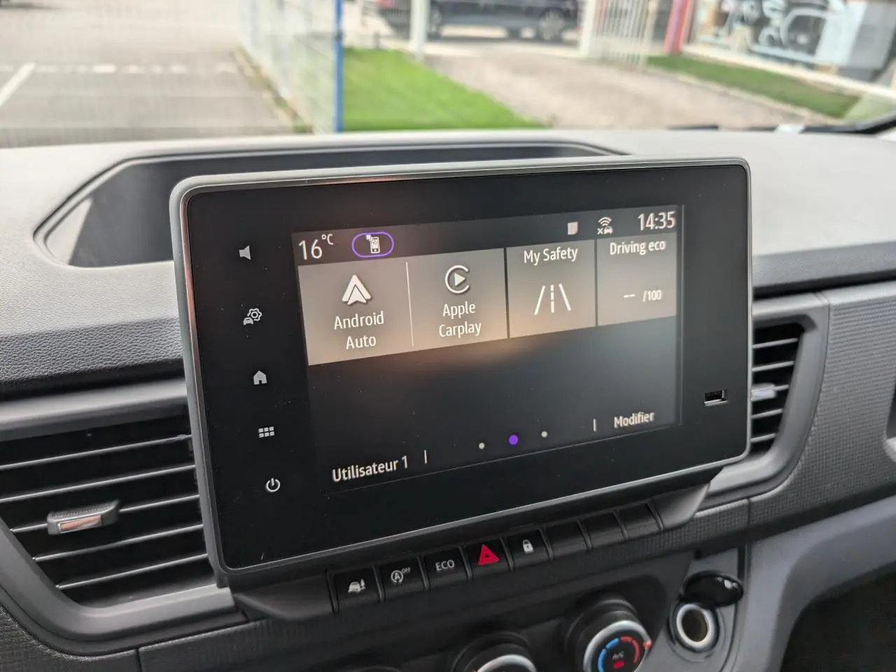 Écran tactile multimédia 8 pouces du Renault Trafic Fourgon gris 2024, affichant Android Auto et Apple CarPlay.