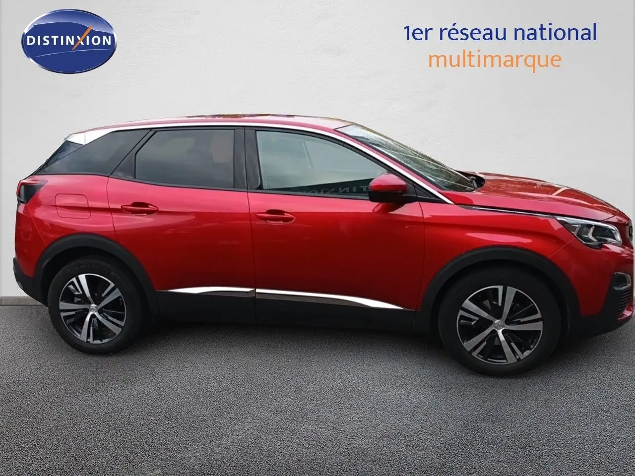 Profil côté gauche d'un Peugeot 3008 rouge foncé métallisé, SUV compact avec jantes alliage bicolores et vitres teintées.