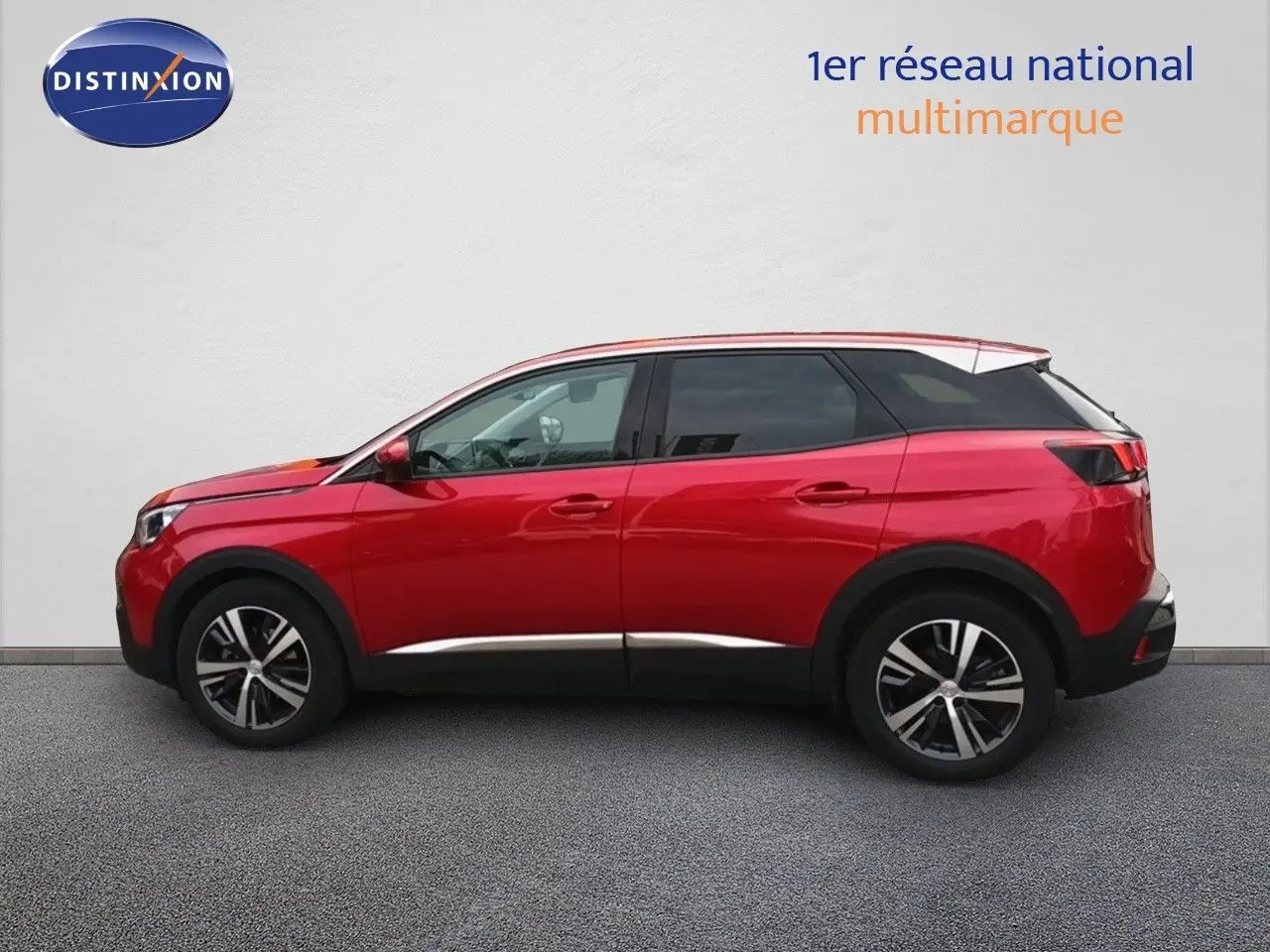 Peugeot 3008 rouge foncé métal vu de profil côté gauche, avec toit noir et jantes alliage bicolores.