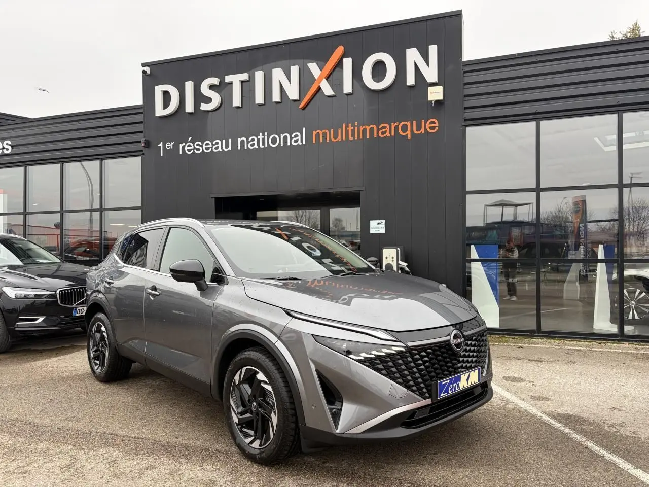 Nissan Qashqai III 1.5 Hybrid E-Power gris foncé, vue 3/4 avant avec calandre noire et jantes alliage 18 pouces.