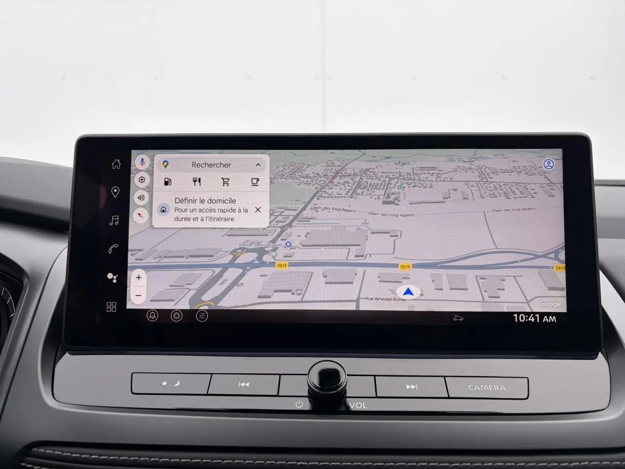 Écran tactile 12,3" du Nissan Qashqai 2025 affichant la navigation avec commandes intégrées en dessous.