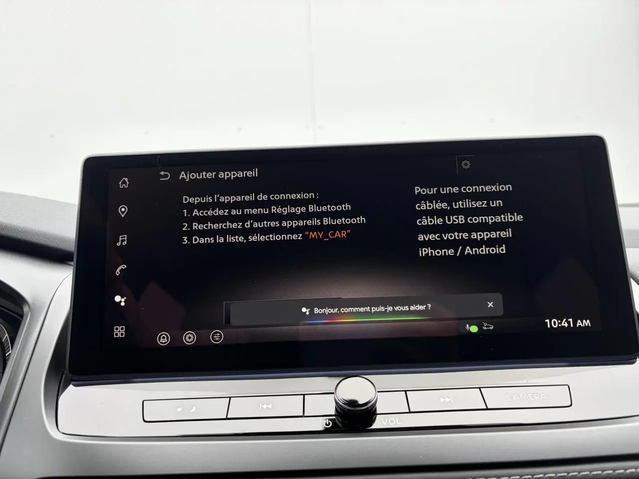 Écran tactile central du Nissan Qashqai 2025 affichant les instructions de connexion Bluetooth dans un intérieur gris.