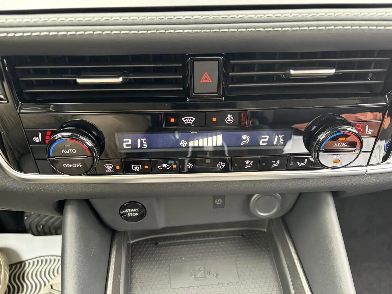 Vue rapprochée de la console centrale du Nissan Qashqai 2025, avec commandes climatisation bi-zone et bouton start/stop.