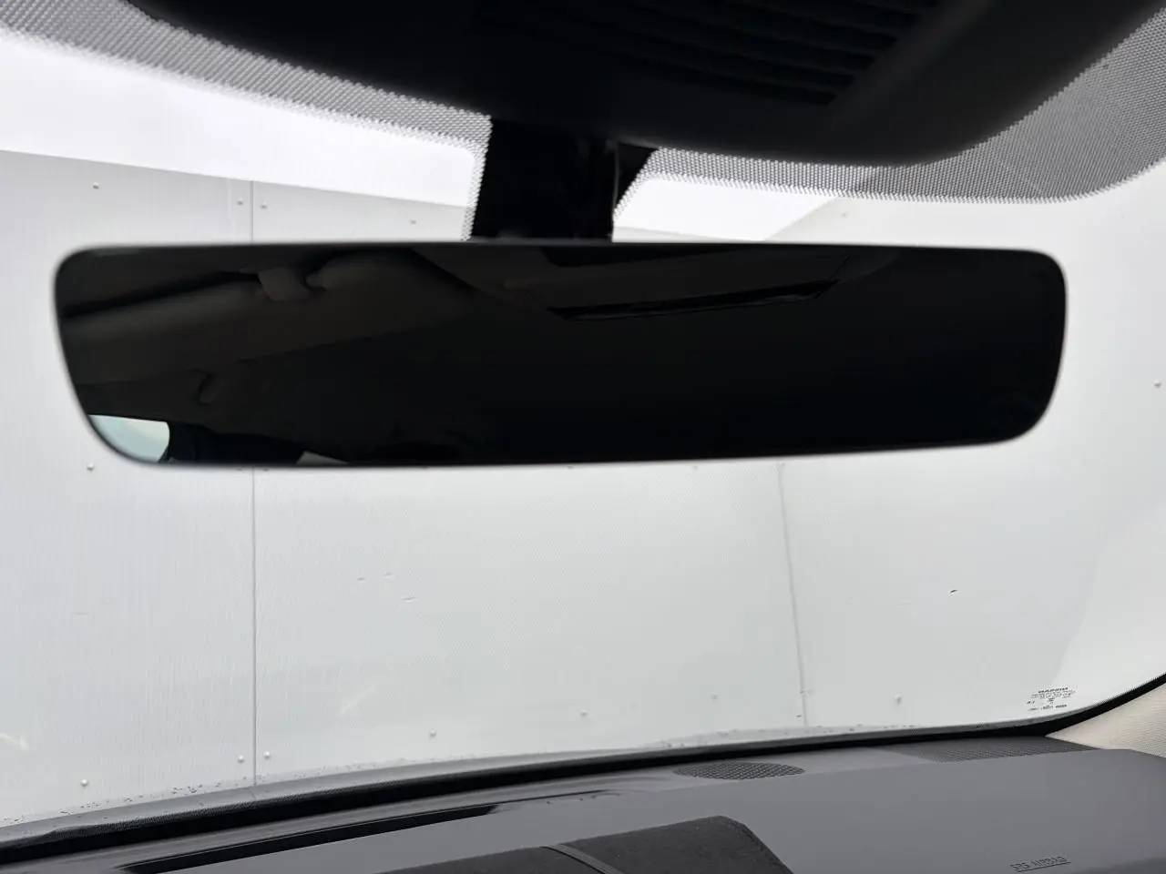 Rétroviseur intérieur noir du Nissan Qashqai III 2025, vue frontale depuis l'habitacle, sans reflet visible.