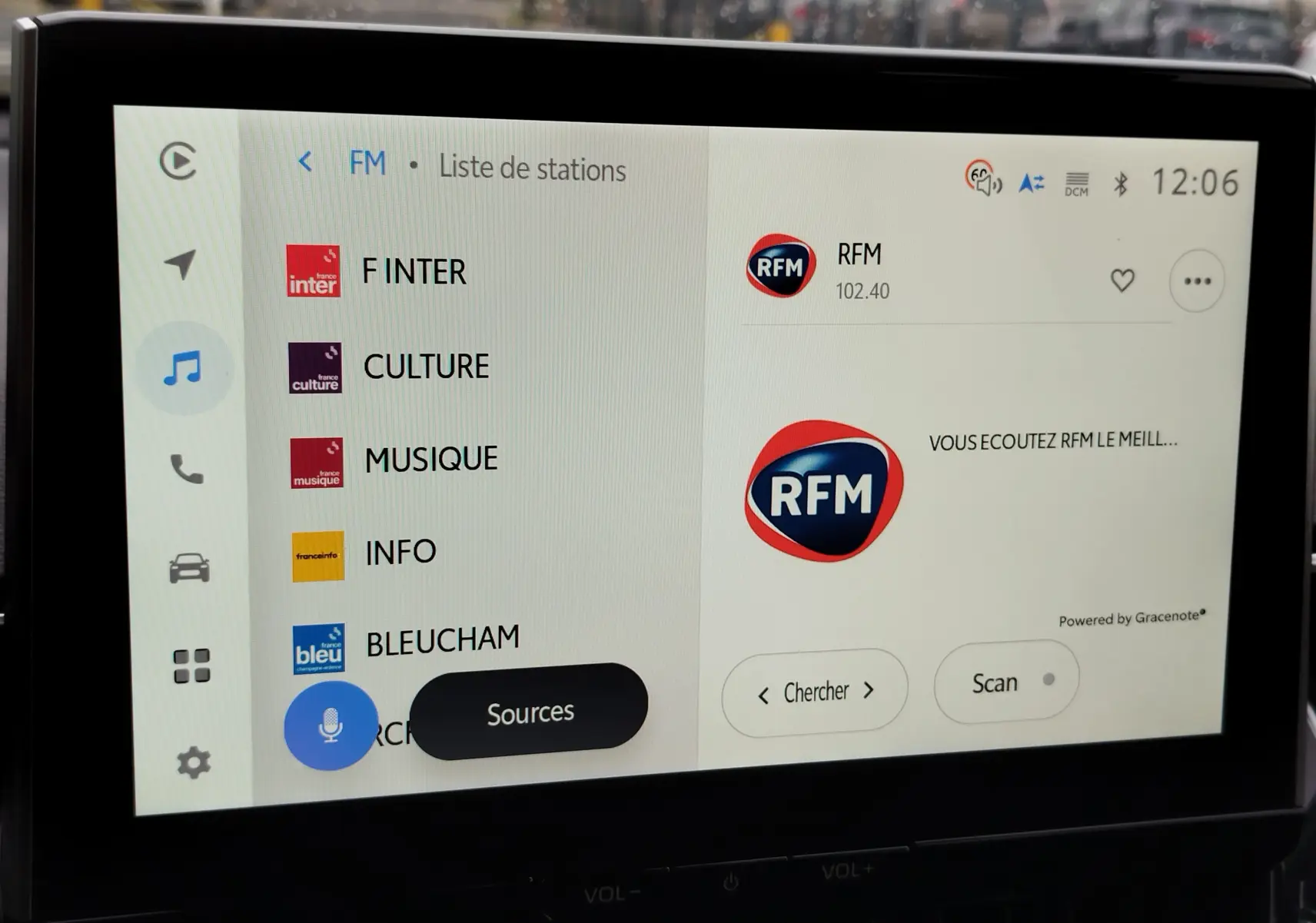 Vue intérieure du tableau de bord de la Toyota Corolla Cross 2025, écran tactile affichant la liste des stations radio.