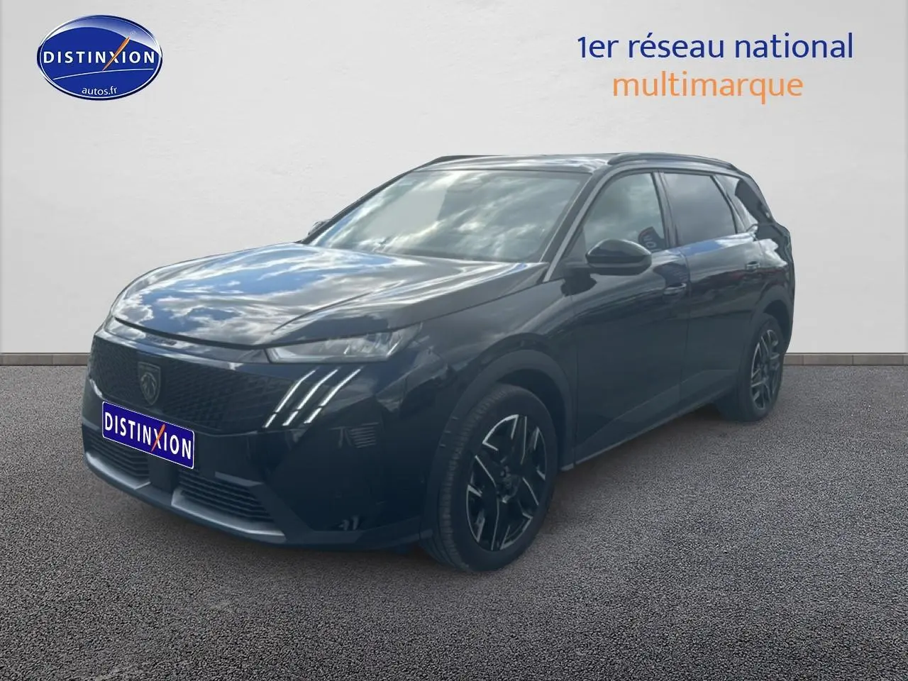 Peugeot 5008 Hybrid 145 allure noir vue 3/4 avant avec jantes alu et phares LED distinctifs.