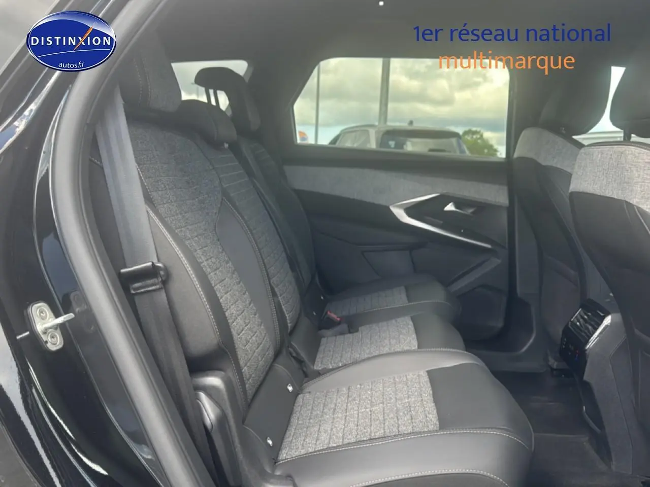 Vue côté gauche des sièges arrière en tissu gris et cuir noir du Peugeot 5008 Hybrid 145 allure e-dcs6 2025.