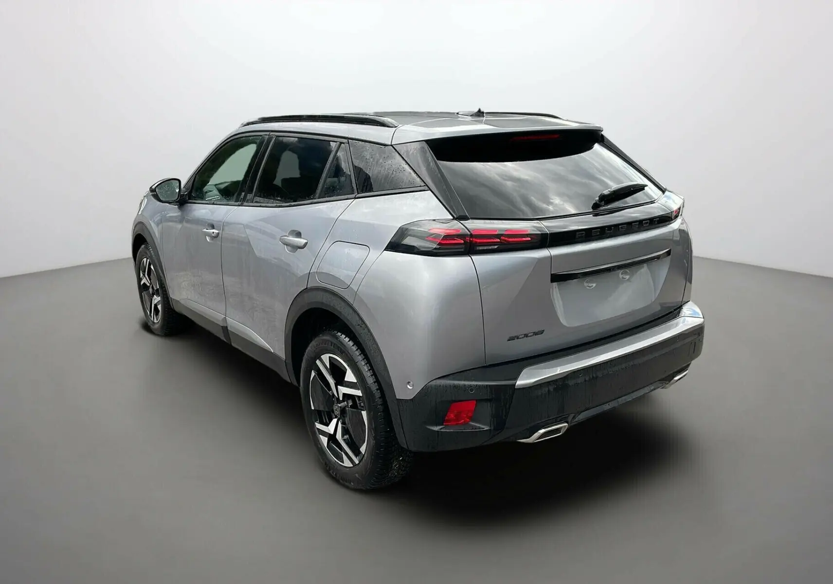 Peugeot 2008 Gris Artense vue 3/4 arrière droit, avec feux LED et jantes alliage distinctives.
