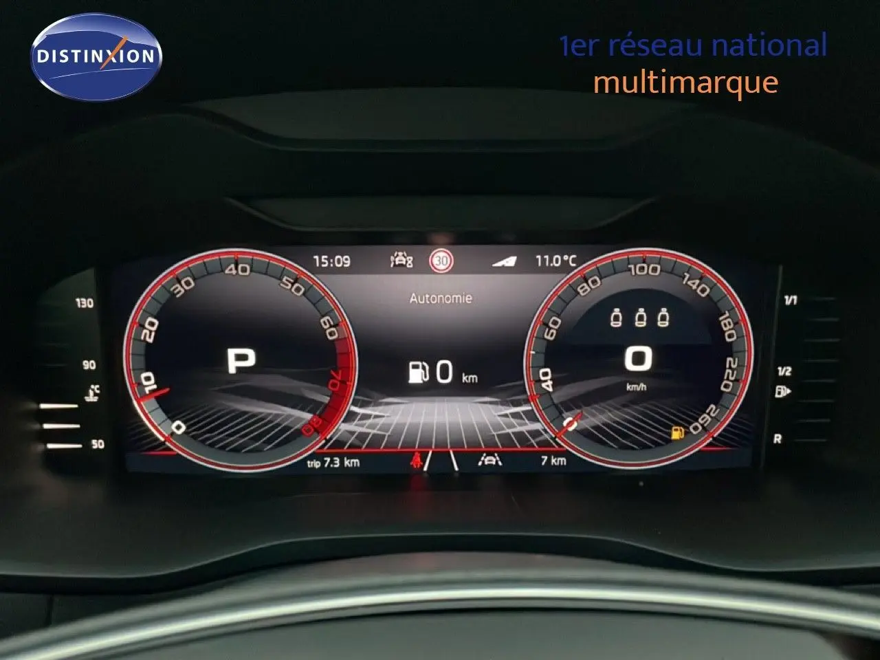 Tableau de bord numérique du Skoda Karoq gris argent 2025, affichage vitesse et autonomie à 0 km, vue frontale rapprochée.