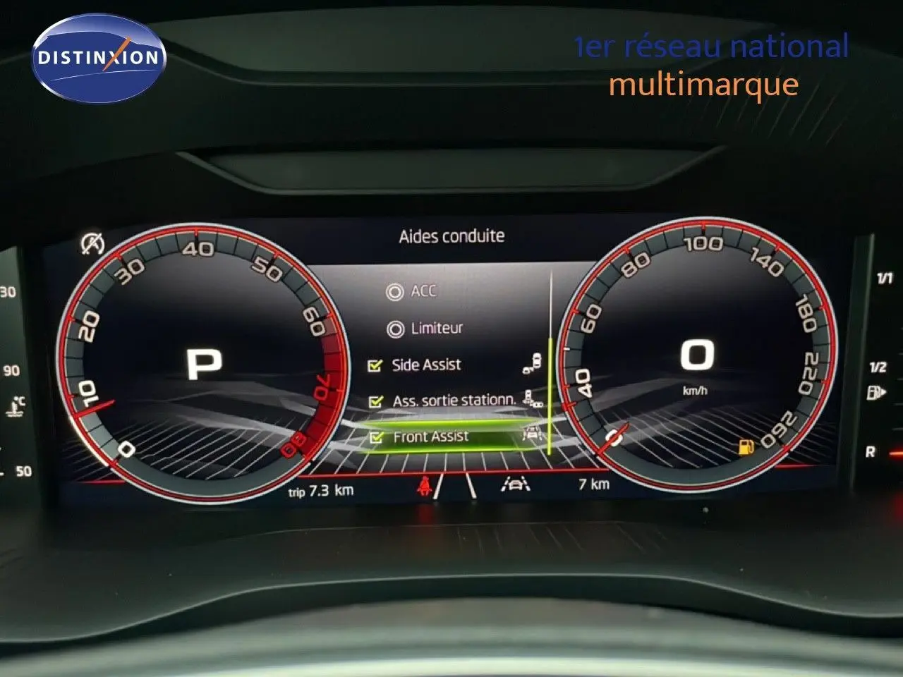 Tableau de bord numérique du Skoda Karoq 2025 en mode assistance conduite, affichage clair avec compte-tours et vitesse à zéro.