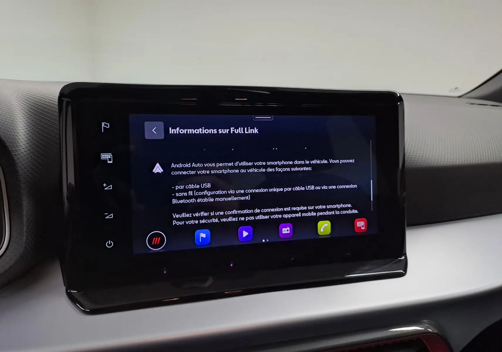 Écran tactile central du tableau de bord du SEAT Arona 2024 affichant les informations sur la connexion Android Auto.