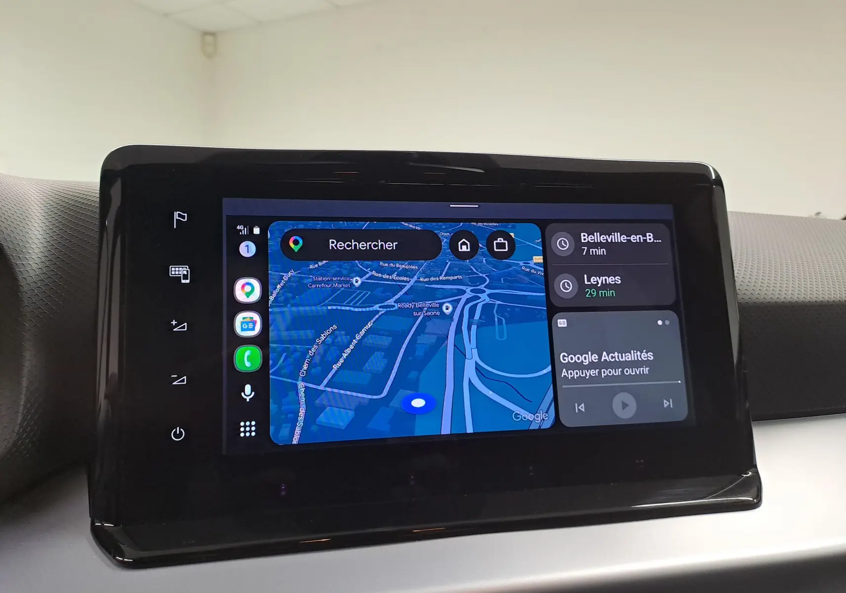 Écran tactile central du SEAT Arona 2024 affichant la navigation GPS avec interface moderne et fond noir brillant.