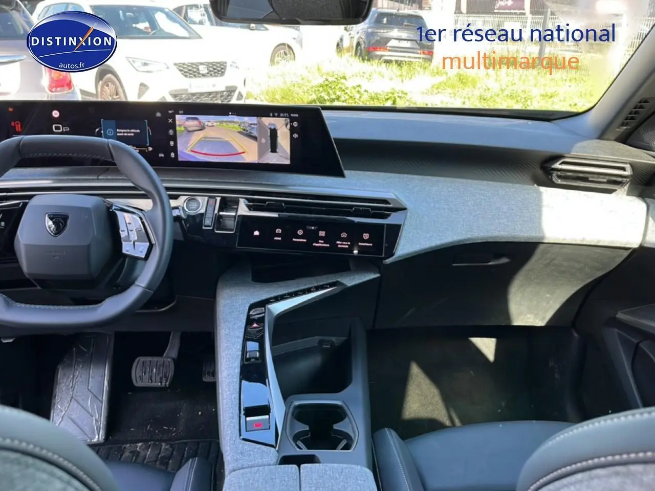 Vue intérieure avant du Peugeot 5008 Hybrid 145 allure e-dcs6 2025, tableau de bord moderne et volant cuir noir.